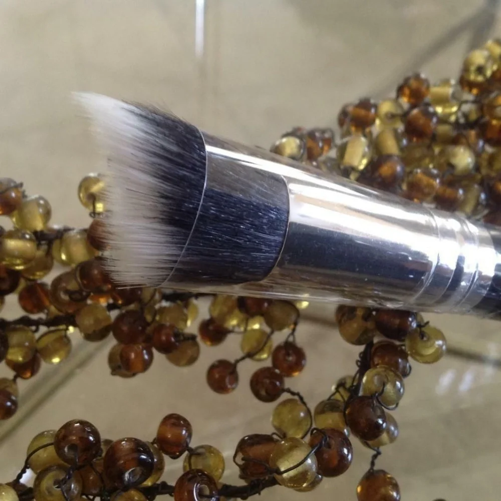 Laura Geller Angled Stippling Brush - BRAND NEW - FULL SIZE.